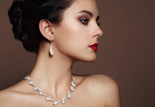 Jewelry Styling Tips for Modern Professionals